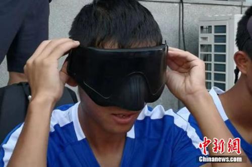 作为足球运动员的张博，带着盲人足球运动员专门的眼镜。受访者供图